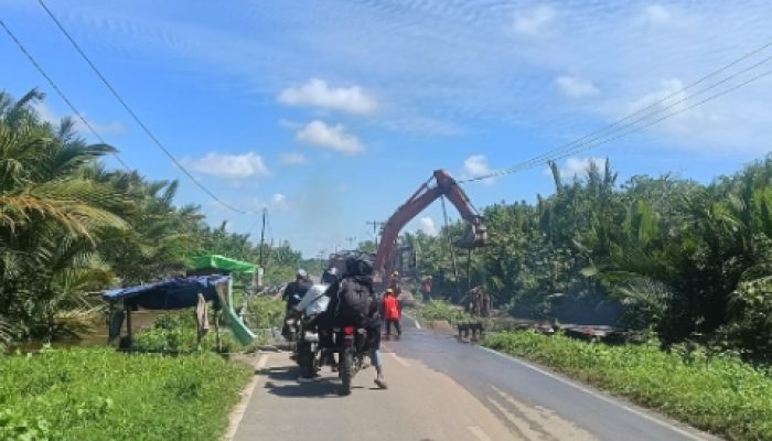 Jembatan Sulit Dilalui, Pekerja di Kayong Utara Jadi Penolong Pengendara Saat Air Laut Naik